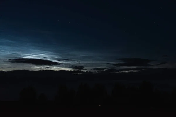 森林の上に夏の夜の潜在的な雲のクローズアップ 夜空に雲が舞う — ストック写真
