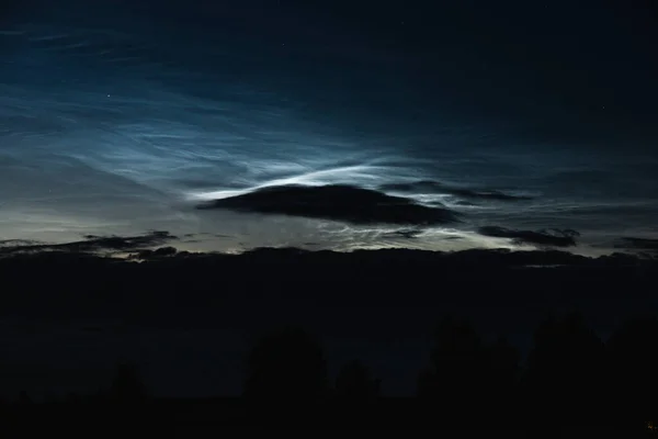 Nächtliche Wolken Nahaufnahme Einer Sommernacht Über Dem Wald Glühende Wolken — Stockfoto
