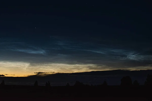 森林の上に夏の夜の潜在的な雲のクローズアップ 夜空に雲が舞う — ストック写真