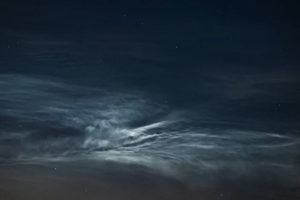 冷気雲は夏の夜に閉まります 夜空に雲が舞う — ストック写真