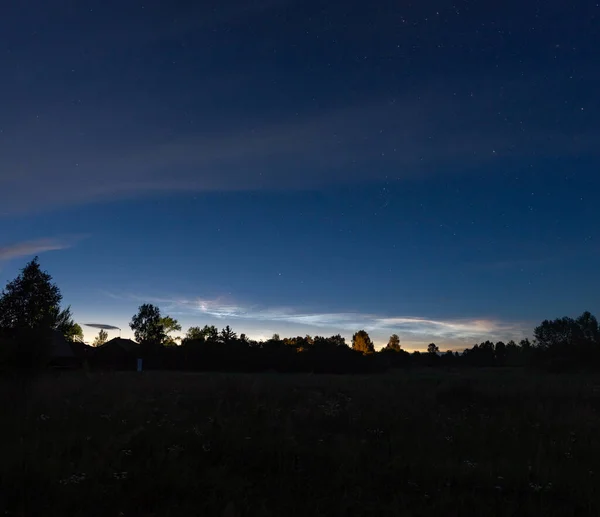 Noctilucent Σύννεφα Μια Καλοκαιρινή Νύχτα Πάνω Από Λαμπερά Σύννεφα Στο — Φωτογραφία Αρχείου