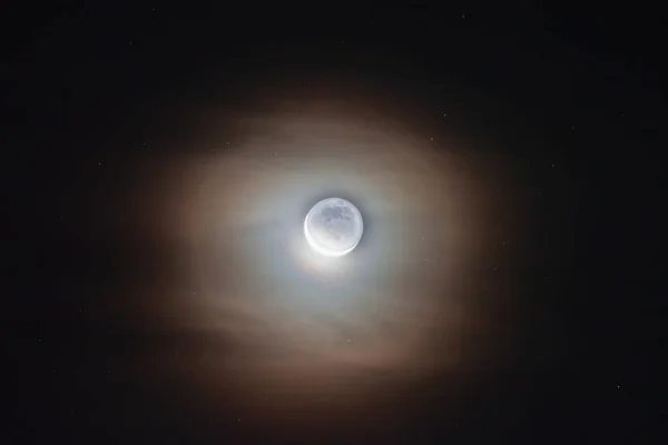 星と雲の間の月 — ストック写真