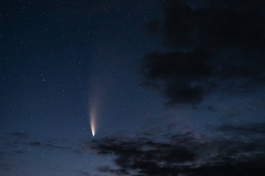 C / 2020 F3 (NEOWISE) kuyrukluyıldızının geceleyin yıldızlara yakın çekim görüntüsü. Son birkaç yılın en parlak C / 2020 F3 (NEOWISE) kuyruklu yıldızı. C / 2020 F3 (NEOWISE) kuyruklu yıldızının büyük tozlu kuyruğu .