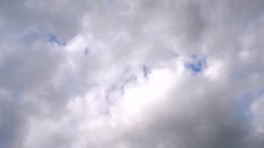 Zaman yağmur bulutları farklı yönlere süzülür.