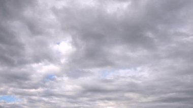 Zaman yağmur bulutları farklı yönlere süzülür.