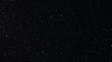 Gece gökyüzündeki yıldızların zamanı.