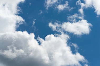 Güneşli bir günde mavi gökyüzünde kümülüs bulutları