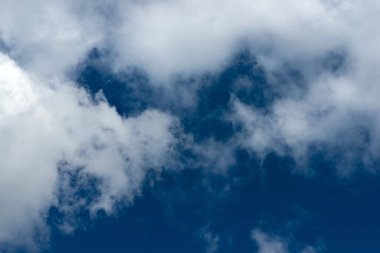 Güneşli bir günde mavi gökyüzünde kümülüs bulutları