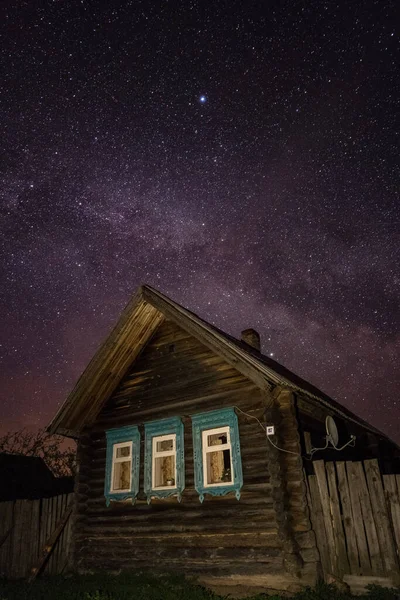 Una Casa Típica Pueblo Ruso Por Noche Contra Cielo Estrellado —  Fotos de Stock