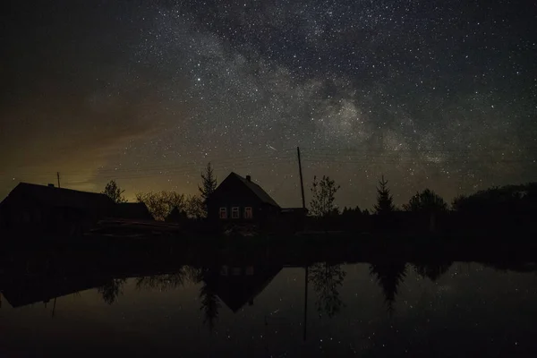 Typický Dům Ruské Vesnici Noci Proti Hvězdnaté Obloze Mléčnou Dráhou — Stock fotografie