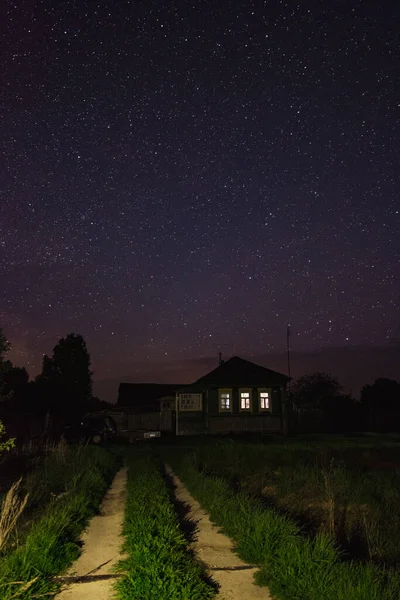 Typowy Dom Rosyjskiej Wiosce Nocy Przed Gwiaździstym Niebem — Zdjęcie stockowe