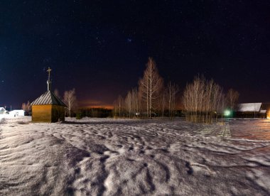 Rus köyündeki ortodoks kilisesi. Kış, soğuk bir gece. Gökyüzü berrak, yıldızlı.