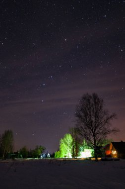 Köyün üstündeki büyük ayı takımyıldızı. Kış, yıldızlı gece.