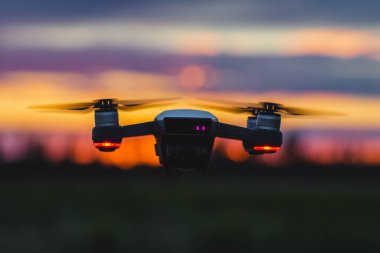 Gün batımının arka planındaki kuadkopter.