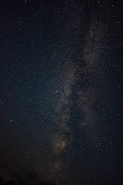 Ay ışığında bulutlar Samanyolu yaz gecesine karşı