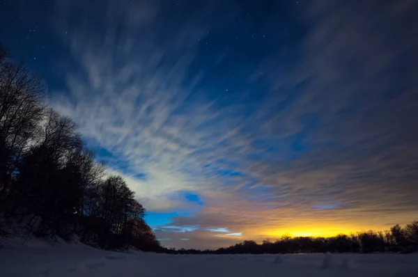 Hófödte Folyó Erdő Közelében Egy Téli Fagyos Éjszakán Felhőkkel Csillagokkal — Stock Fotó