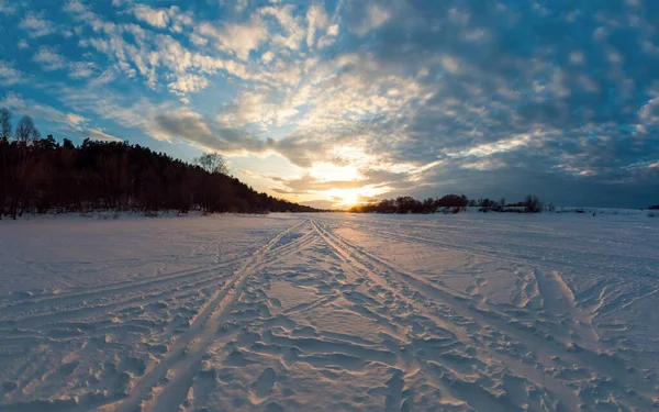 Hermosa Puesta Sol Una Fría Noche Invierno Río Cubierto Nieve —  Fotos de Stock