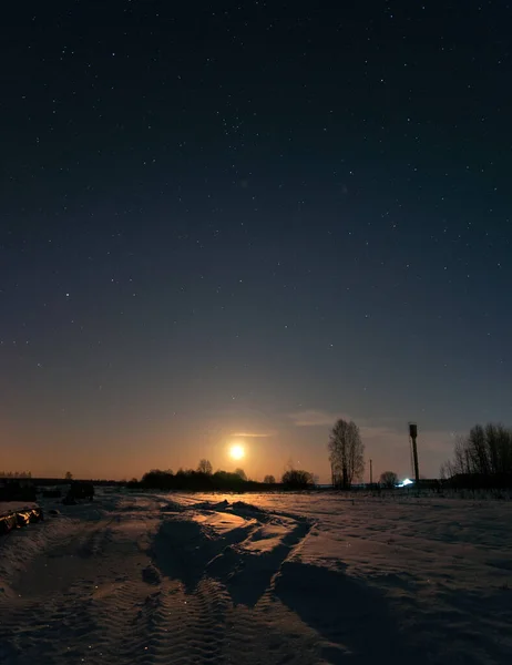 Luna Che Sorge Sul Campo Notte Inverno — Foto Stock