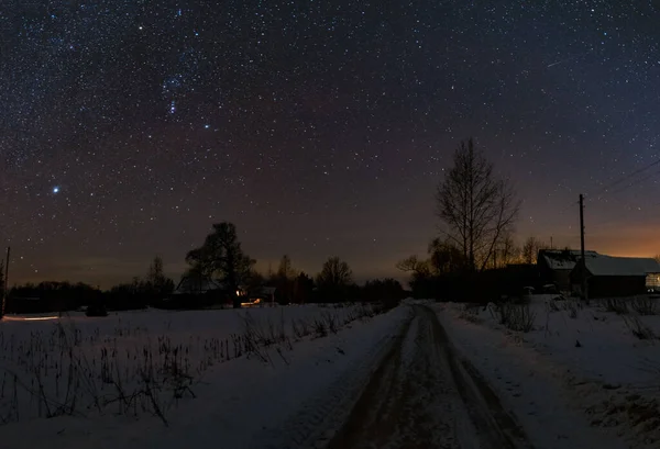 Vägen Ryska Byn Kylig Och Snöig Natten Träden Och Stjärnhimlen — Stockfoto