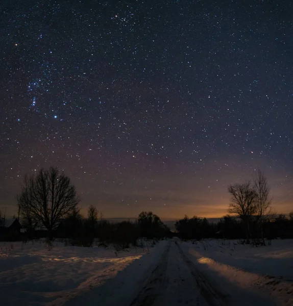 Silnice Ruské Vesnici Noci Mrazivá Zasněžená Stromy Hvězdná Obloha Nad — Stock fotografie