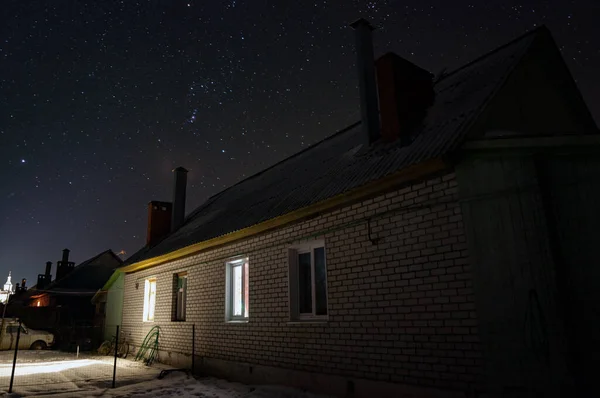 Dům Ruské Vesnici Mrazivá Jasná Noc Orionovo Souhvězdí Hvězdné Obloze — Stock fotografie