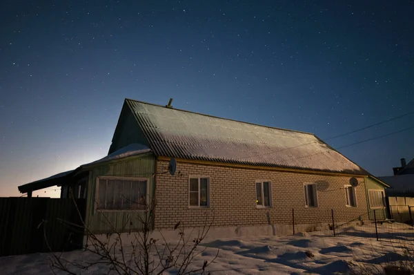 Casa Nel Villaggio Russo Inverno Neve Notte Cielo Sacco Stelle — Foto Stock