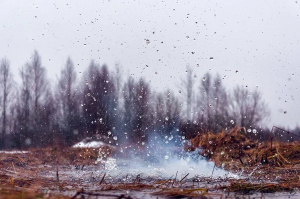 水中の花火の爆発 煙で異なる方向への飛沫 — ストック写真