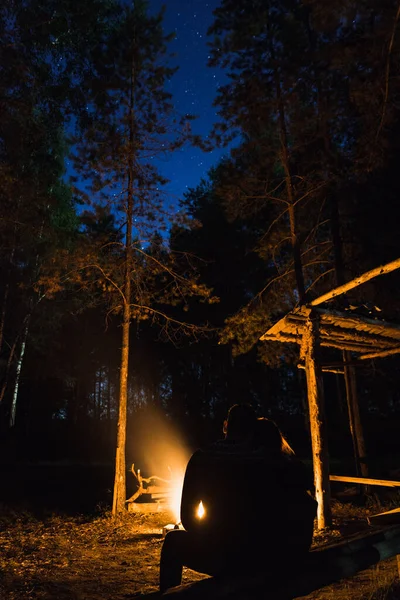 Pár Zamilovaný Ohně Lese Letní Noci — Stock fotografie