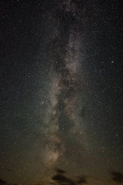 Parlak Samanyolu Bulutların arasında bir yaz gecesinde