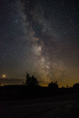 Parlak Samanyolu Bulutların arasında bir yaz gecesinde