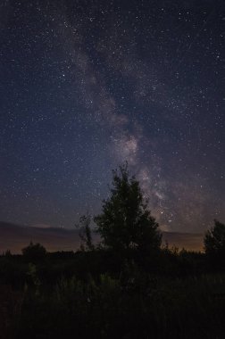 Parlak Samanyolu Bulutların arasında bir yaz gecesinde