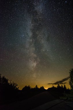 Parlak Samanyolu Bulutların arasında bir yaz gecesinde