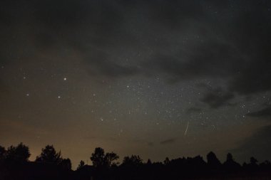 Bulutların arasından yıldızlı gökyüzü