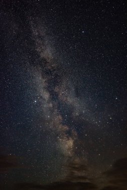 Parlak Samanyolu Bulutların arasında bir yaz gecesinde