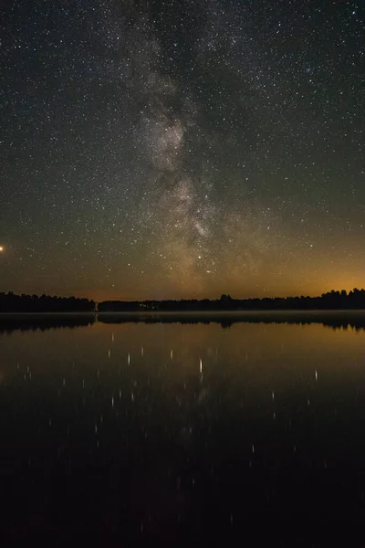 Mooie Melkweg Een Groot Meer Een Zomeravond — Stockfoto