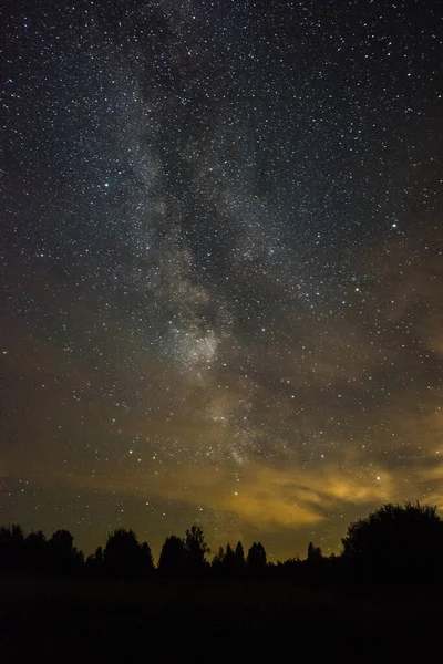 Heldere Melkweg Een Zomernacht Door Wolken — Stockfoto