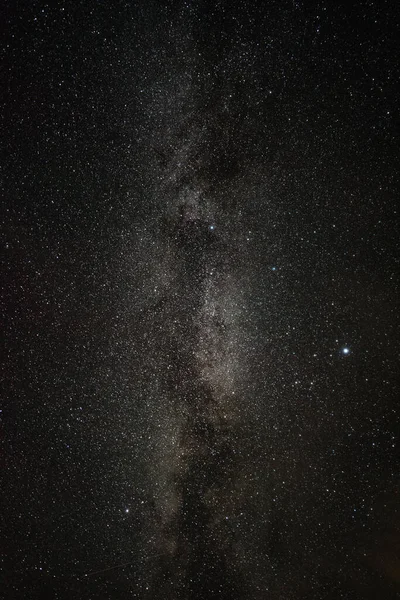 夏日的夜晚 透过云彩 明亮的银河 — 图库照片