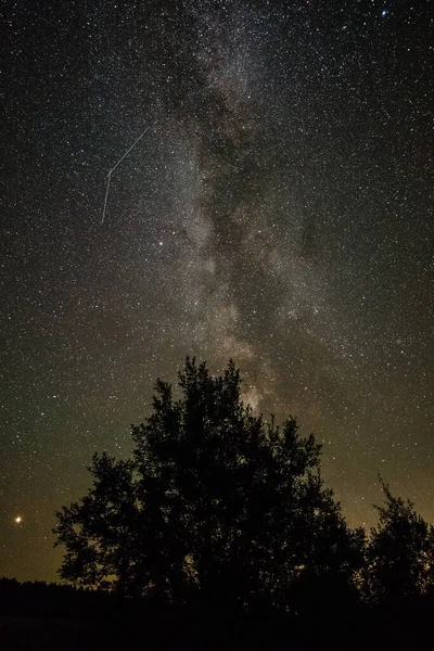 Heldere Melkweg Een Zomernacht Door Wolken — Stockfoto