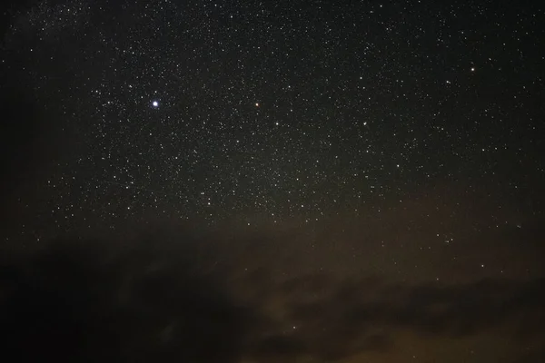 Bulutların Arasından Yıldızlı Gökyüzü — Stok fotoğraf