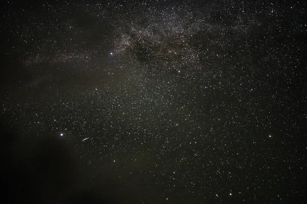 Caminho Leitoso Brilhante Uma Noite Verão Através Das Nuvens — Fotografia de Stock