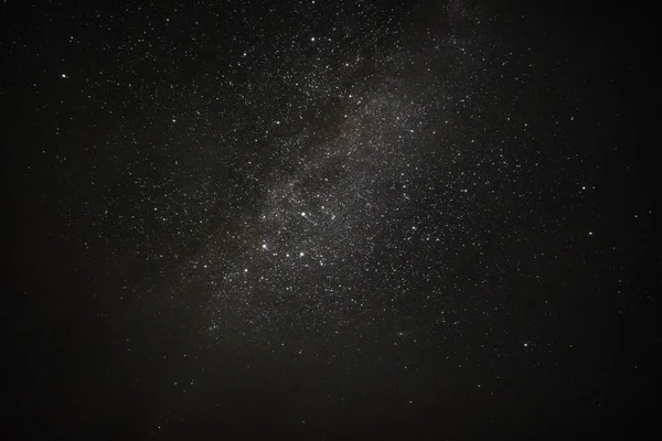 Caminho Leitoso Brilhante Uma Noite Verão Através Das Nuvens — Fotografia de Stock