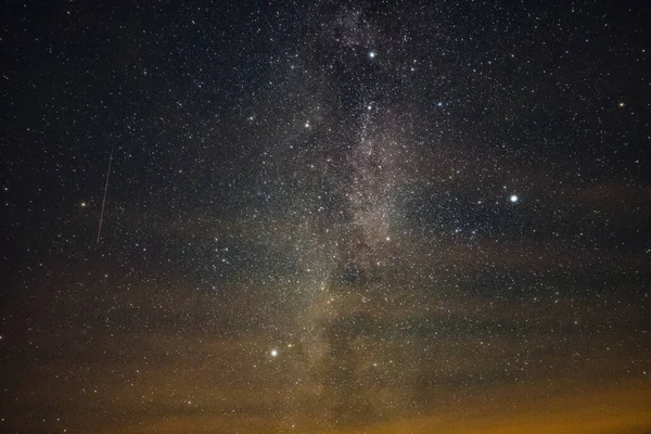 Φωτεινό Γαλακτώδες Τρόπο Μια Καλοκαιρινή Νύχτα Μέσα Από Σύννεφα — Φωτογραφία Αρχείου