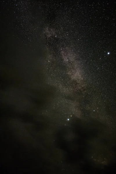 Parlak Samanyolu Bulutların Arasında Bir Yaz Gecesinde — Stok fotoğraf