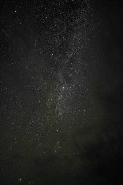 Caminho Leitoso Brilhante Uma Noite Verão Através Das Nuvens — Fotografia de Stock