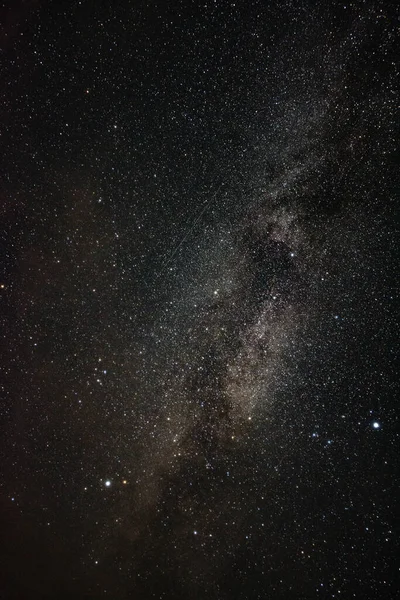 Caminho Leitoso Brilhante Uma Noite Verão Através Das Nuvens — Fotografia de Stock