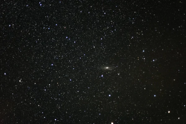 Andromeda Galaksisi ve bir meteor geçidi