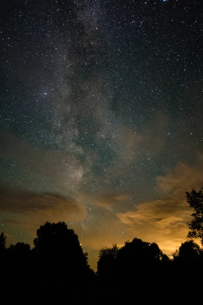 Dorpsweg Daarboven Een Heldere Melkweg Met Wolken Een Zomeravond — Stockfoto