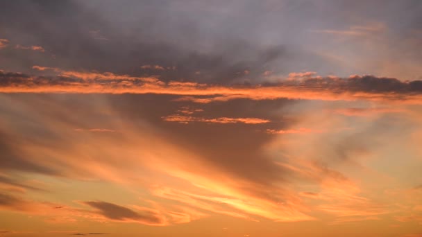 Timelapse du mouvement des nuages orange au coucher du soleil