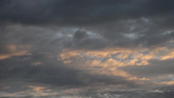 Narancssárga Felhők Mozgásának Időrendje Naplementekor Amely Végül Elsötétül Leszáll — Stock videók
