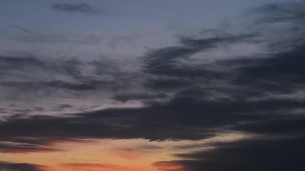 Narancssárga Felhők Mozgásának Időrendje Naplementekor Amely Végül Elsötétül Leszáll — Stock videók
